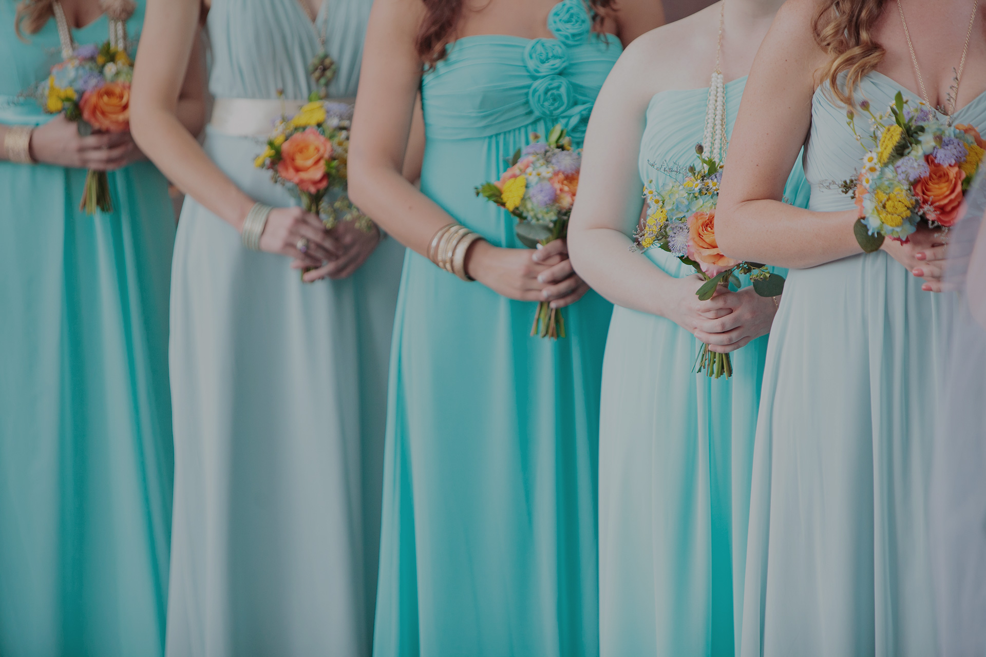 Damigelle d'onore vestite di azzurro tiffany