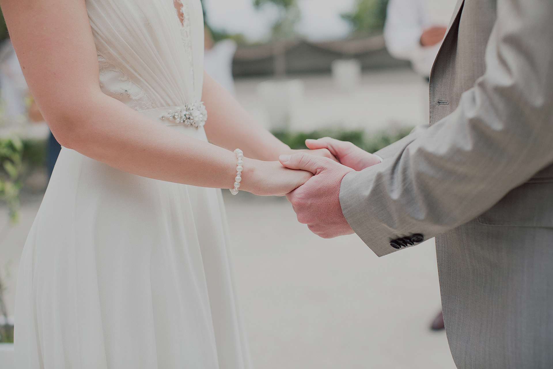 Mani degli sposi nel giorno del matrimonio