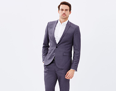 Uomo in vestito grigio scuro da cerimonia